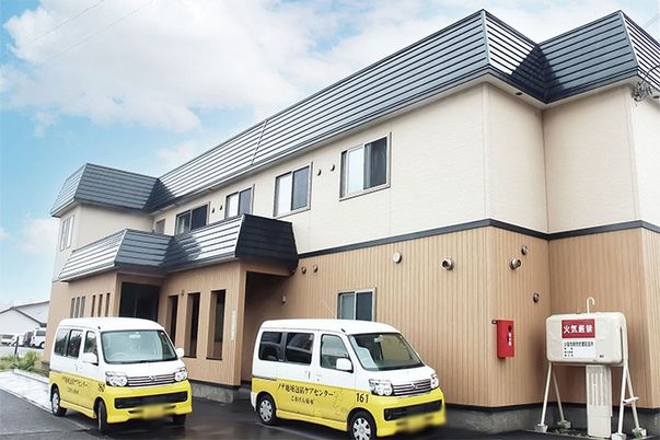 モダンな住居の外観  