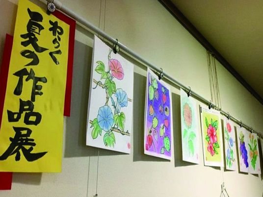 季節のアート展示廊下