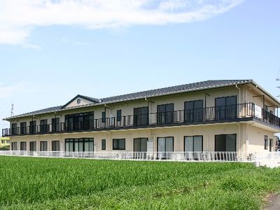 広々とした一階建施設外観