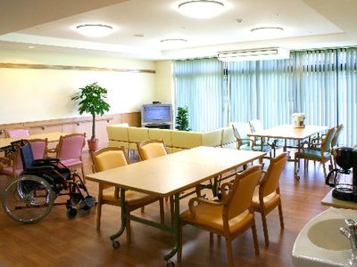 広々とした明るい食堂