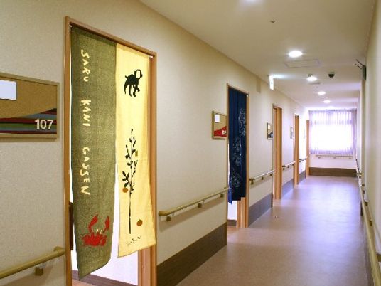 廊下に掲示物の装飾