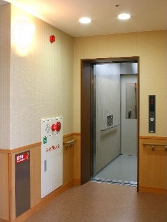エレベーター前の廊下