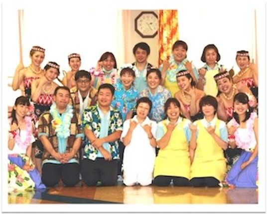 笑顔のスタッフたち集合写真