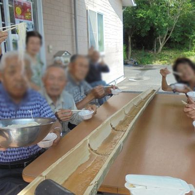 流しそうめんを楽しむ中庭