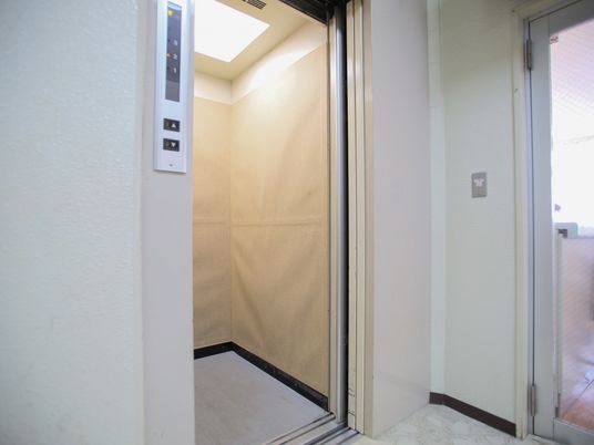 広々としたエレベーター空間