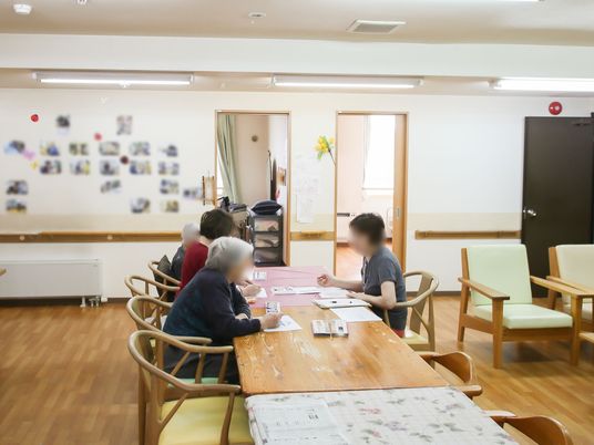 暖かい雰囲気の共有スペース
