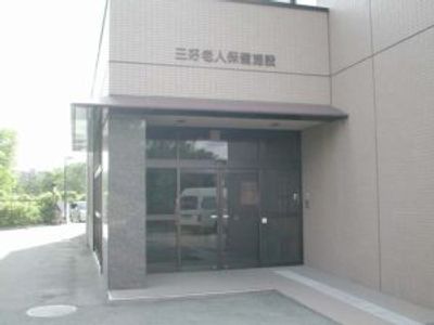 広いエントランス外観