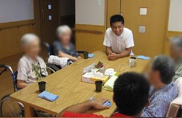 談笑中の様子とテーブル