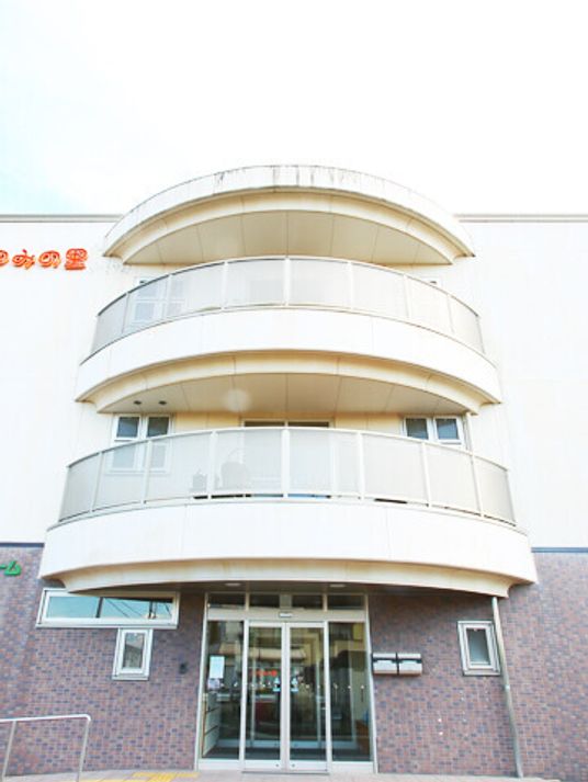 明るい外観の建物