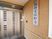 エントランスの扉と看板