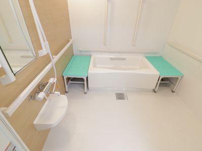 バリアフリー設計の浴室