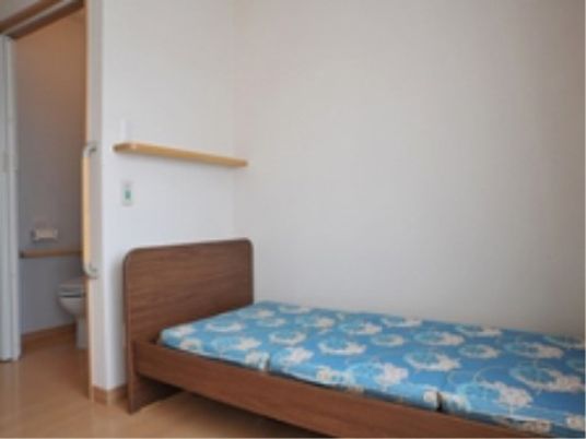シンプルな居室のベッド
