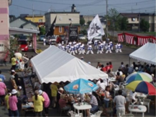 祭りの様子の広場