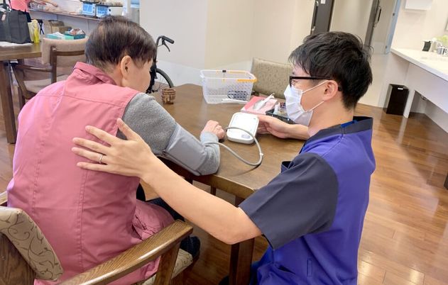 明るい設備で血圧測定