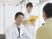 笑顔の医師と看護師