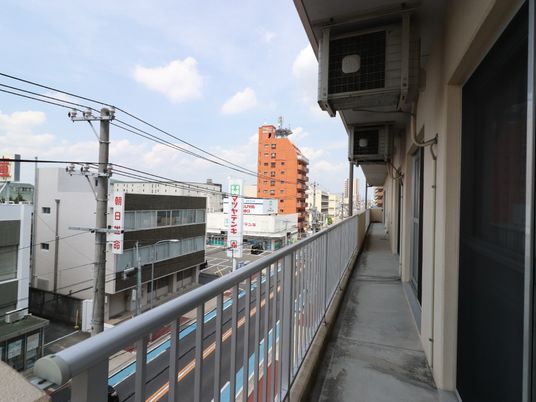 広々とした明るいバルコニー