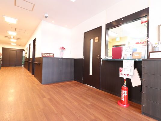 廊下に面した受付カウンター