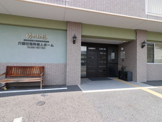 建物入口とベンチ