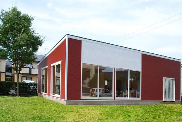 赤と白の建物外観