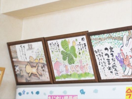 壁に掛かるアート作品