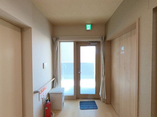 居室のドアと廊下