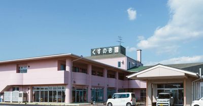 明るい二階建ての外観