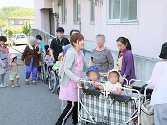 笑顔あふれる中庭の様子