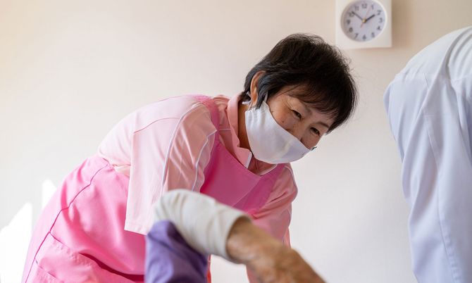 笑顔の介護スタッフと利用者