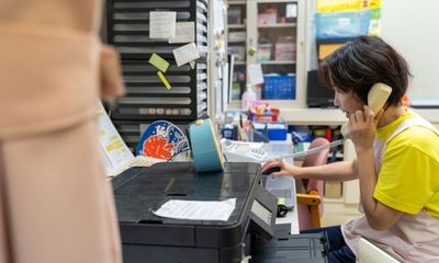 スタッフが電話対応する様子