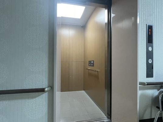 広々としたエレベーター空間