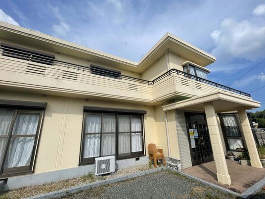 明るい建物の外観