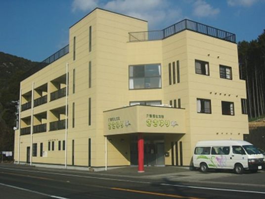 黄色い壁の建物外観
