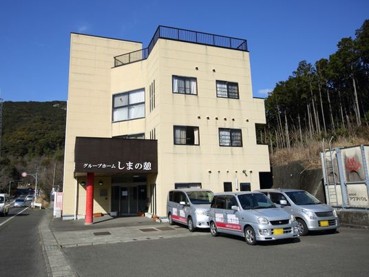 外観のエントランスと駐車場