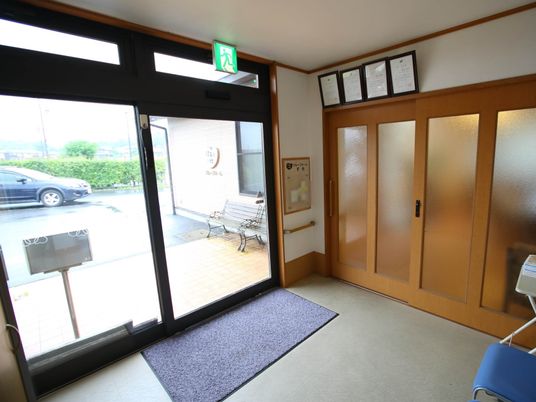 出入口と掲示板のエントランス