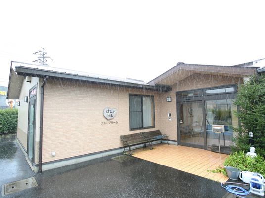 雨の日のエントランス外観