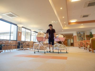 スタッフが働く様子