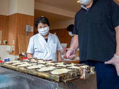 料理のサポートをするスタッフ