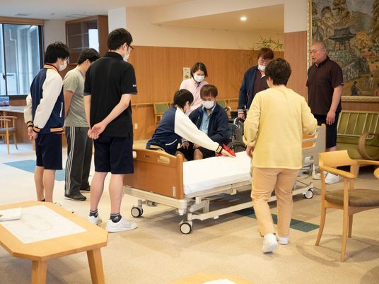 介護スタッフが働く訓練室