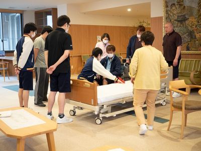 介護スタッフが働く訓練室