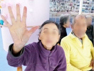 笑顔の高齢者と仲間たち