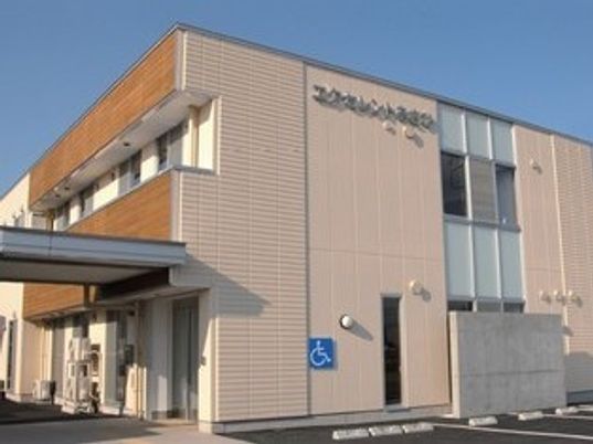 ベージュの外壁の建物外観