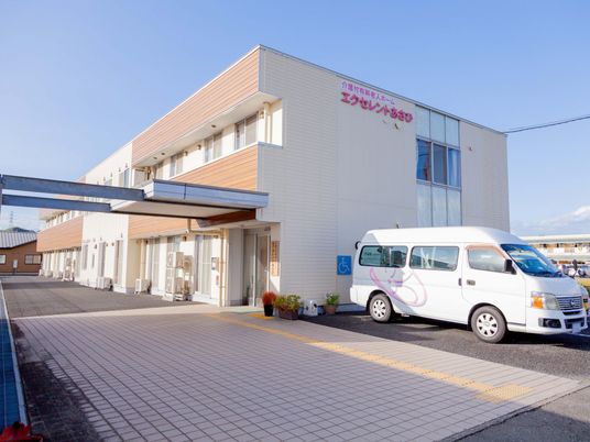 明るい外観の建物入口