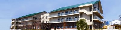 広くて明るい建物外観