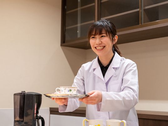 明るい笑顔のスタッフ食堂