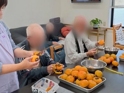 作業をする人々の様子
