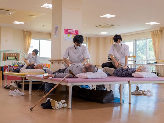 職員が介護サービスを提供
