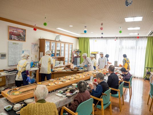 共同ダイニングでの調理風景