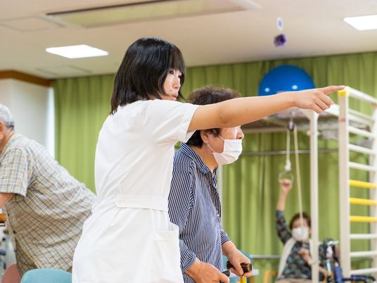 介助するスタッフと利用者