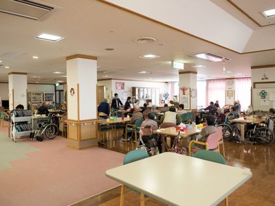 賑やかな食堂の風景