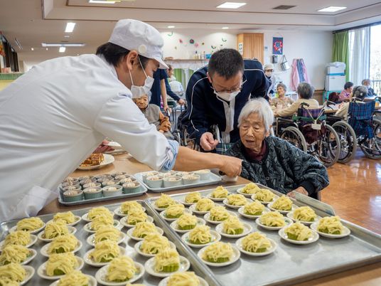 スタッフが支援する食事風景